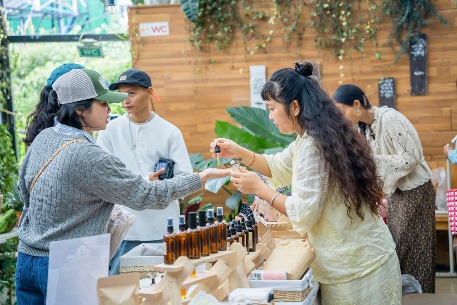 Điểm đáng chú ý là người mua ở đây chấp nhận mức giá cao hơn ngoài chợ. Sự chấp nhận ấy cho thấy nông sản hữu cơ Đà Lạt đang đi theo một hướng khác. Điểm đáng chú ý là người mua ở đây chấp nhận mức giá cao hơn ngoài chợ. Sự chấp nhận ấy cho thấy nông sản hữu cơ Đà Lạt đang đi theo một hướng khác.