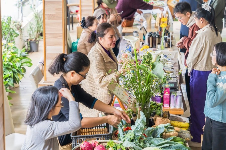 Phiên chợ nông sản hữu cơ được tổ chức đều đặn 2 lần mỗi tháng tại số 85 Xô Viết Nghệ Tĩnh, Phường Lang Biang - Đà Lạt, nơi người mua và người trồng trực tiếp gặp gỡ, trao đổi về sản phẩm. (Ảnh: P.H) Phiên chợ nông sản hữu cơ được tổ chức đều đặn 2 lần mỗi tháng tại số 85 Xô Viết Nghệ Tĩnh, Phường Lang Biang - Đà Lạt, nơi người mua và người trồng trực tiếp gặp gỡ, trao đổi về sản phẩm. (Ảnh: P.H)