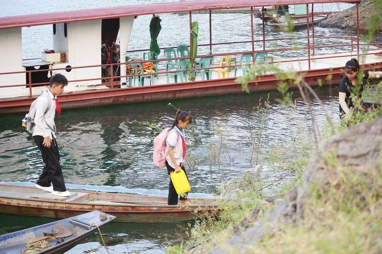 Theo phản ánh, học sinh thôn Ngòi Hoa, xã Mường Hoa, tỉnh Phú Thọ đi thuyền đến trường hằng ngày - Ảnh: Báo Tiền phong. Theo phản ánh, học sinh thôn Ngòi Hoa, xã Mường Hoa, tỉnh Phú Thọ đi thuyền đến trường hằng ngày - Ảnh: Báo Tiền phong.