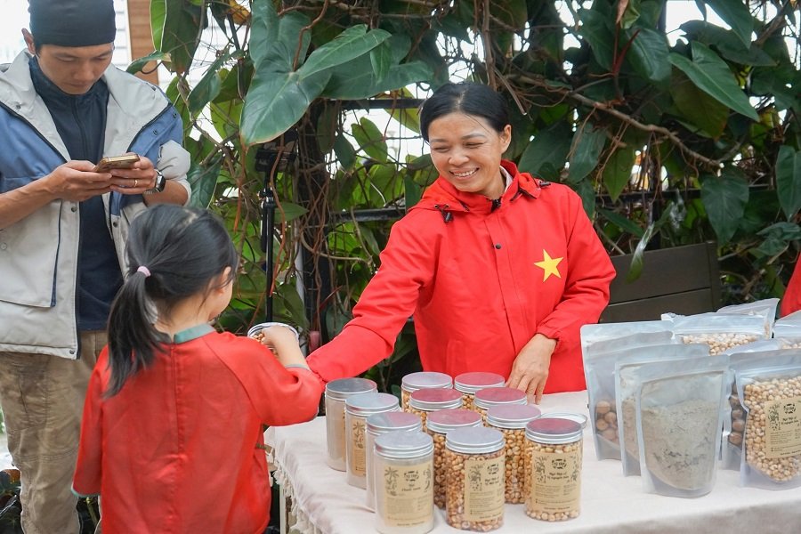 Phiên chợ hữu cơ tạo không gian để người tiêu dùng trực tiếp tìm hiểu và lựa chọn sản phẩm an toàn. Phiên chợ hữu cơ tạo không gian để người tiêu dùng trực tiếp tìm hiểu và lựa chọn sản phẩm an toàn.