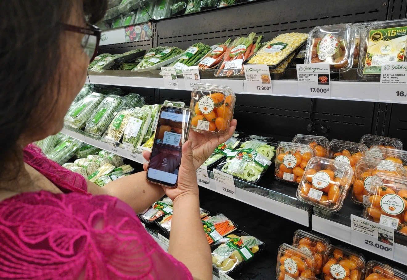Qu&eacute;t QR truy xuất nguồn gốc dần trở th&agrave;nh th&oacute;i quen của người d&ugrave;ng hiện đại. Ảnh minh hoạ