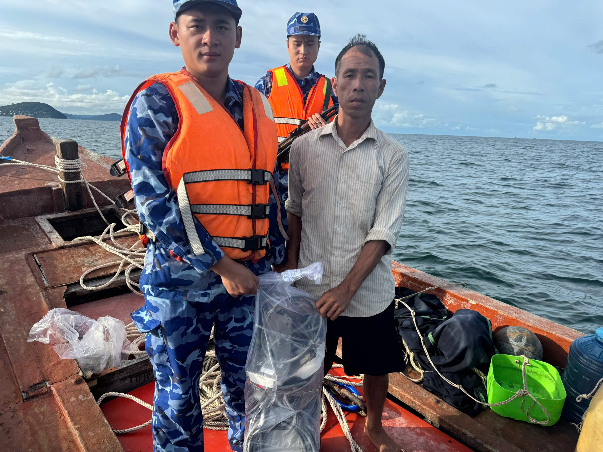 T&agrave;u c&aacute; AG 37808 TS c&oacute; h&agrave;nh vi vận chuyển, t&agrave;ng trữ tr&aacute;i ph&eacute;p 2 thiết bị VMS của t&agrave;u c&aacute; kh&aacute;c.