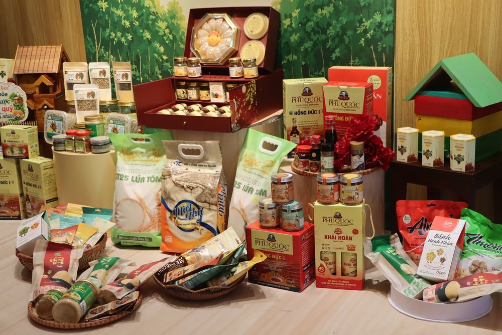 Sản phẩm đặc sản gắn với chỉ dẫn địa lý cần được kiểm soát đồng đều về chất lượng để tạo dựng niềm tin với người tiêu dùng. Ảnh vneconomy.vn Sản phẩm đặc sản gắn với chỉ dẫn địa lý cần được kiểm soát đồng đều về chất lượng để tạo dựng niềm tin với người tiêu dùng. Ảnh vneconomy.vn
