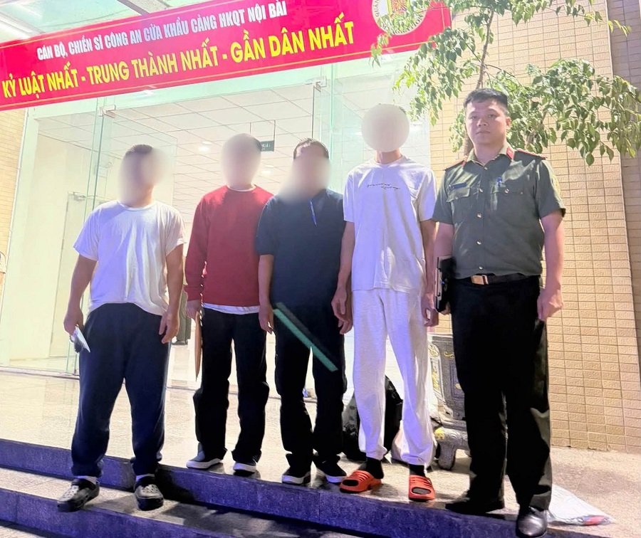Công an Hà Tĩnh tiếp nhận 4 công dân tại Cảng hàng không quốc tế Nội Bài Công an Hà Tĩnh tiếp nhận 4 công dân tại Cảng hàng không quốc tế Nội Bài
