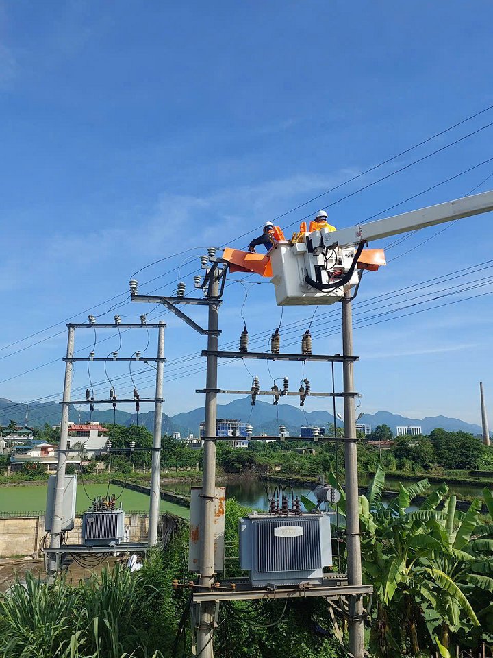 Công nghệ sửa chữa lưới điện không cần cắt điện đáp ứng nhu cầu sử dụng điện của người dân Công nghệ sửa chữa lưới điện không cần cắt điện đáp ứng nhu cầu sử dụng điện của người dân