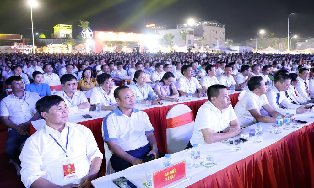 Đại biểu và người dân Bố Hạ theo dõi chương trình nghệ thuật tại Lễ công bố. Đại biểu và người dân Bố Hạ theo dõi chương trình nghệ thuật tại Lễ công bố.
