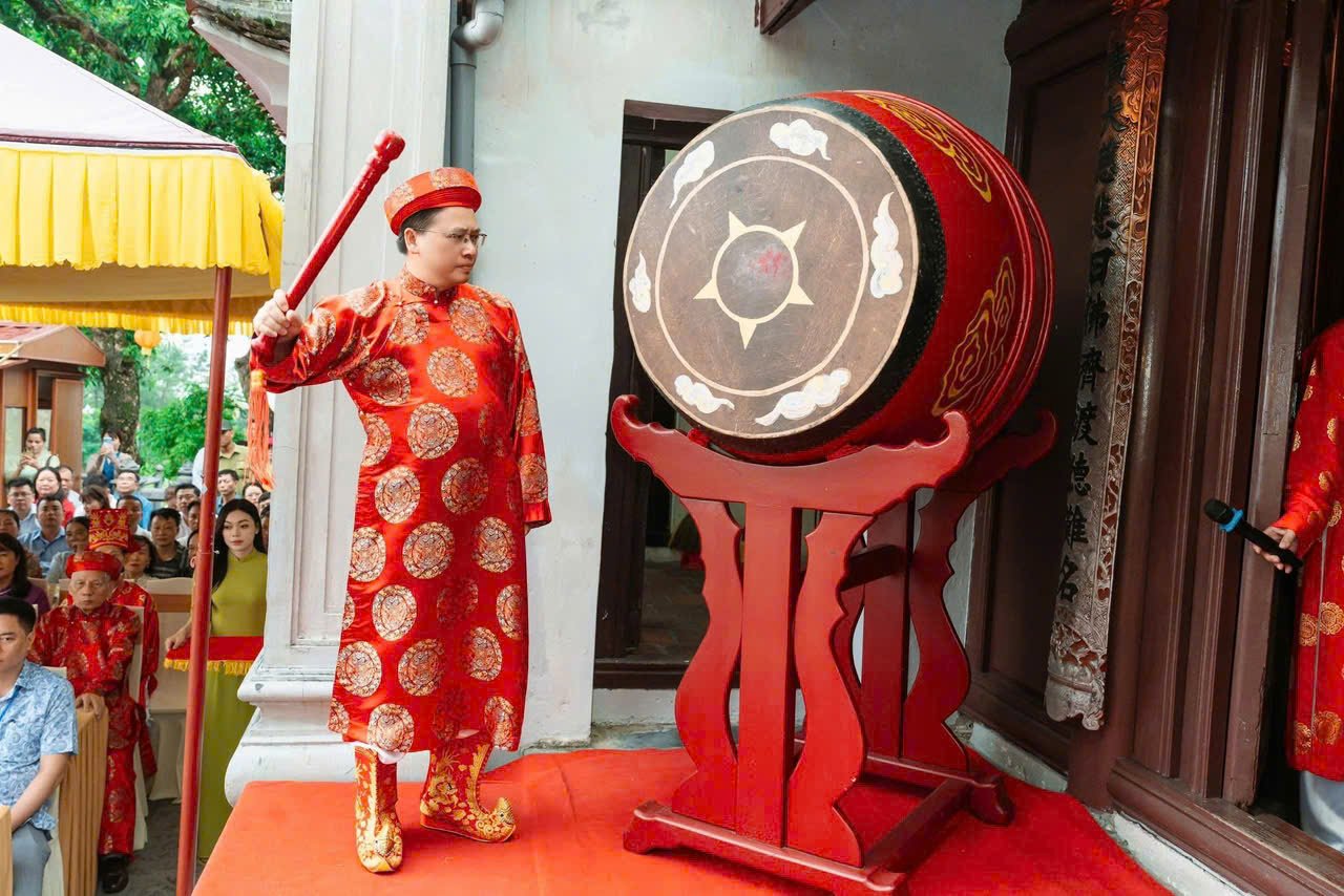 Trong không khí trang nghiêm, thành kính, Ban Tổ chức cử hành nghi lễ đánh trống Trong không khí trang nghiêm, thành kính, Ban Tổ chức cử hành nghi lễ đánh trống