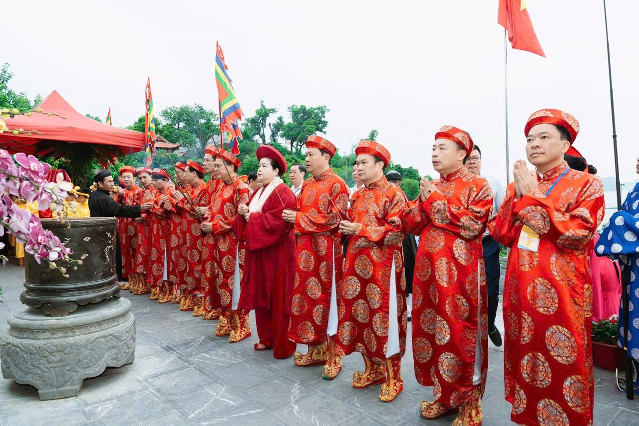 Các đại biểu thành kính dâng hương tại Đền Thượng trong lễ khai hội sáng 13/9 Các đại biểu thành kính dâng hương tại Đền Thượng trong lễ khai hội sáng 13/9