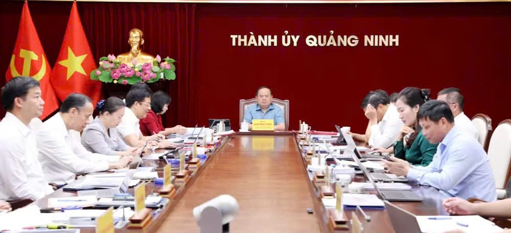 &Ocirc;ng Quản Minh Cường, Ủy vi&ecirc;n Trung ương Đảng, B&iacute; thư Th&agrave;nh ủy, Trưởng Đo&agrave;n ĐBQH th&agrave;nh phố Quảng Ninh, chủ tr&igrave; cuộc họp