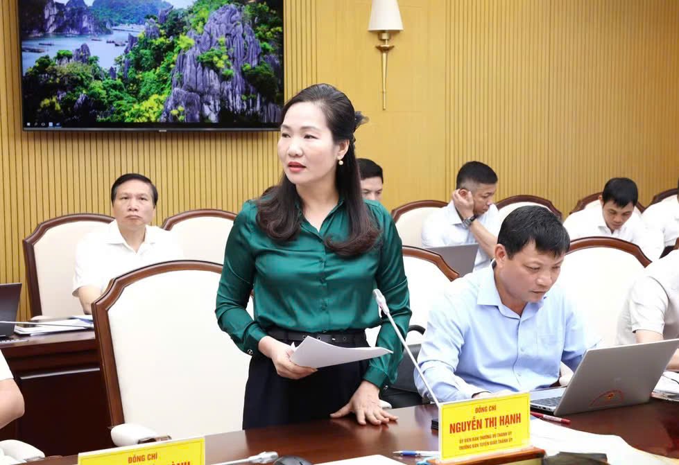 B&agrave; Nguyễn Thị Hạnh, Ủy vi&ecirc;n BTV Th&agrave;nh ủy, Trưởng Ban Tuy&ecirc;n gi&aacute;o Th&agrave;nh ủy Quảng Ninh, b&aacute;o c&aacute;o m&ocirc; h&igrave;nh 