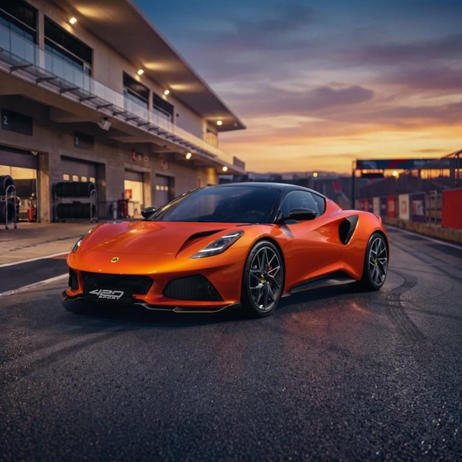 Lotus Emira 420 Sport sử dụng động cơ tăng áp 2.0 lít đặt giữa, công suất 420 PS, tăng tốc 0–100 km/h trong 3,9 giây và đạt vận tốc tối đa 300 km/h Lotus Emira 420 Sport sử dụng động cơ tăng áp 2.0 lít đặt giữa, công suất 420 PS, tăng tốc 0–100 km/h trong 3,9 giây và đạt vận tốc tối đa 300 km/h