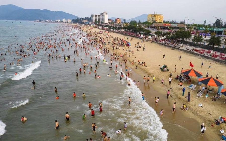 Vào mùa du lịch hè các bãi biển Hà Tĩnh thu hút rất đông khách du lịch Vào mùa du lịch hè các bãi biển Hà Tĩnh thu hút rất đông khách du lịch
