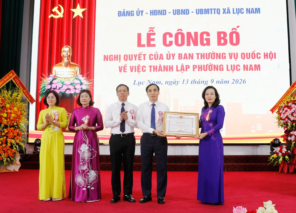 Đồng ch&iacute; Nguyễn Thị Hương trao Bằng khen của Chủ tịch UBND tỉnh cho Đảng bộ, ch&iacute;nh quyền v&agrave; Nh&acirc;n d&acirc;n x&atilde; Lục Nam.