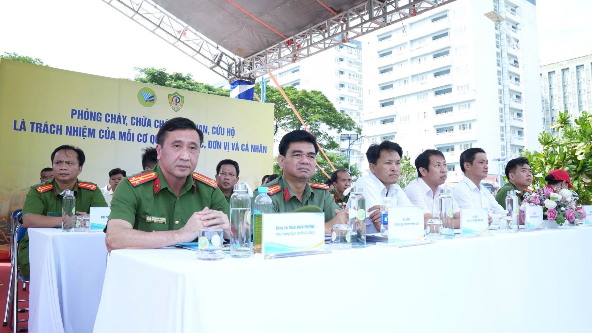 Thượng tá Trần Xuân Phương, Phó Trưởng Phòng Cảnh sát PCCC và CNCH (PC07), Công an TPHCM, tham dự và chỉ đạo buổi thực tập. Thượng tá Trần Xuân Phương, Phó Trưởng Phòng Cảnh sát PCCC và CNCH (PC07), Công an TPHCM, tham dự và chỉ đạo buổi thực tập.