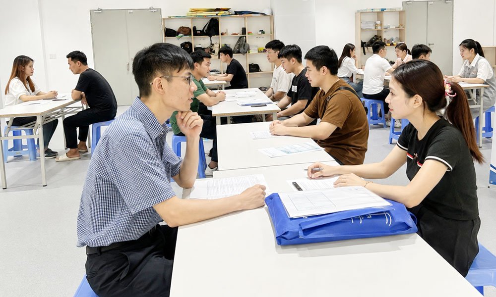Khu vực tuyển dụng c&ocirc;ng nh&acirc;n tại C&ocirc;ng ty tr&aacute;ch nhiệm hữu hạn Sản xuất Biel Crystal Việt Nam.