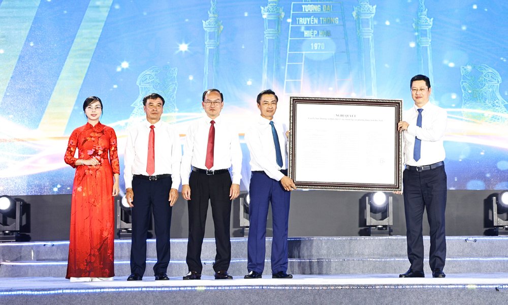 Đồng ch&iacute; Trần Huy Phương trao Nghị quyết của Ủy ban Thường vụ Quốc hội về việc th&agrave;nh lập phường Hiệp H&ograve;a.