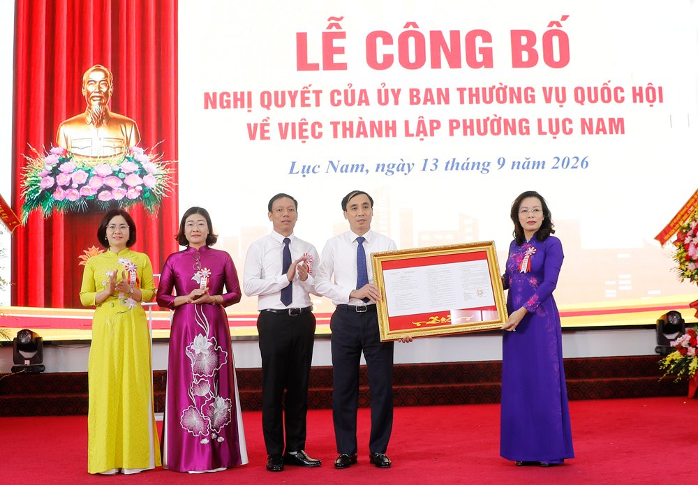 Đồng ch&iacute; Nguyễn Thị Hương, Ph&oacute; B&iacute; thư Thường trực Tỉnh ủy trao Nghị quyết của Ủy ban Thường vụ Quốc hội về việc th&agrave;nh lập phường Lục Nam.