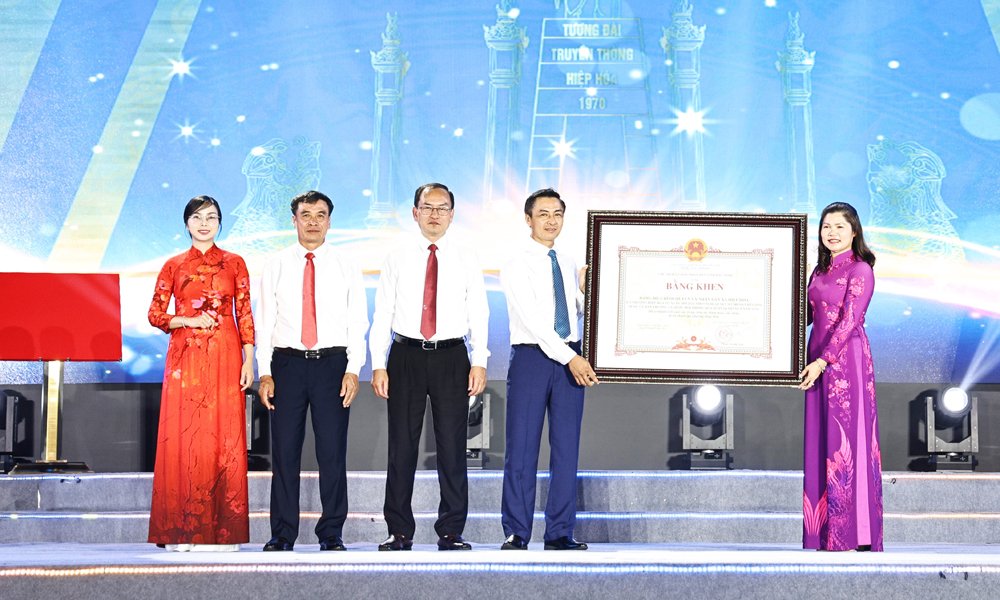 Đồng ch&iacute; L&acirc;m Thị Hương Th&agrave;nh trao Bằng khen của Chủ tịch UBND tỉnh cho Đảng bộ, ch&iacute;nh quyền v&agrave; Nh&acirc;n d&acirc;n x&atilde; Hiệp H&ograve;a.