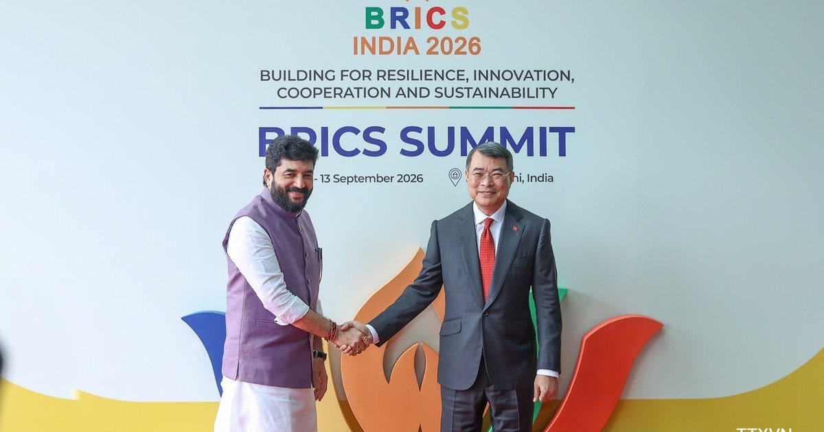 Quan chức cấp cao Ấn Độ đ&oacute;n Thủ tướng L&ecirc; Minh Hưng tại s&acirc;n bay quốc tế Indira Gandhi, thủ đ&ocirc; New Delhi, ng&agrave;y 12/9/2026. (Ảnh: TTXVN)