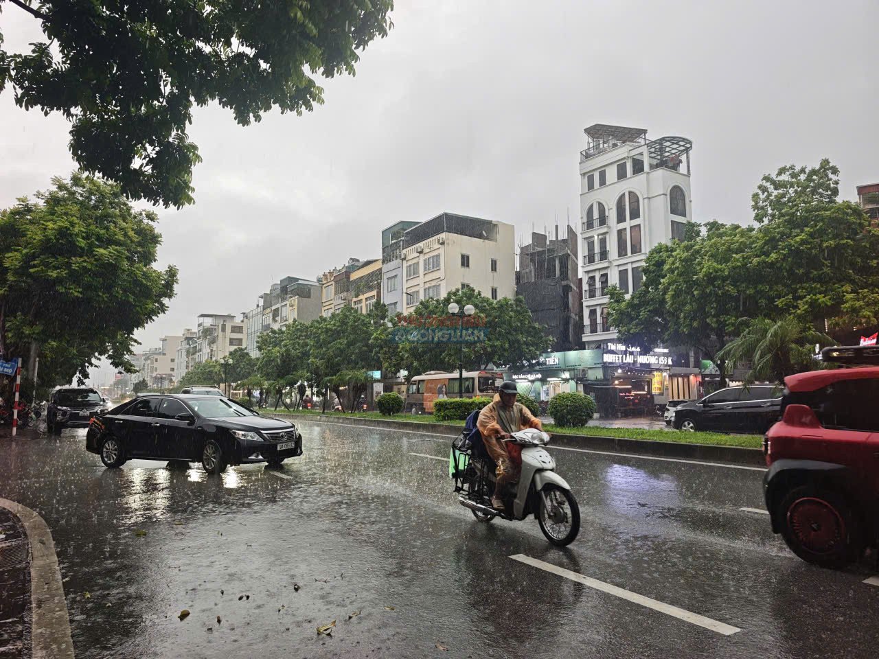 Mưa dông tại Trung Bộ, Cao nguyên Trung Bộ và Nam Bộ có thể kèm theo lốc, sét và gió giật mạnh. Mưa dông tại Trung Bộ, Cao nguyên Trung Bộ và Nam Bộ có thể kèm theo lốc, sét và gió giật mạnh.
