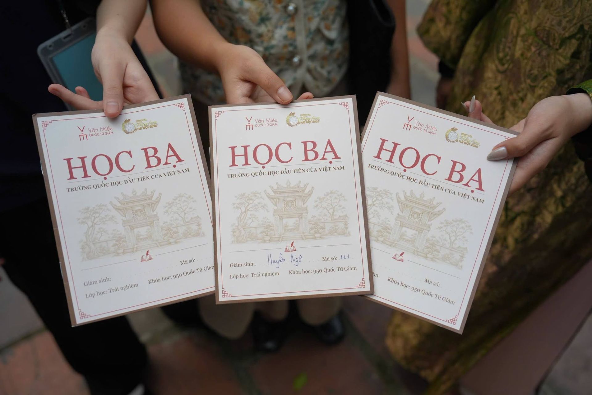Cuốn học bạ đang được các bạn trẻ Cuốn học bạ đang được các bạn trẻ