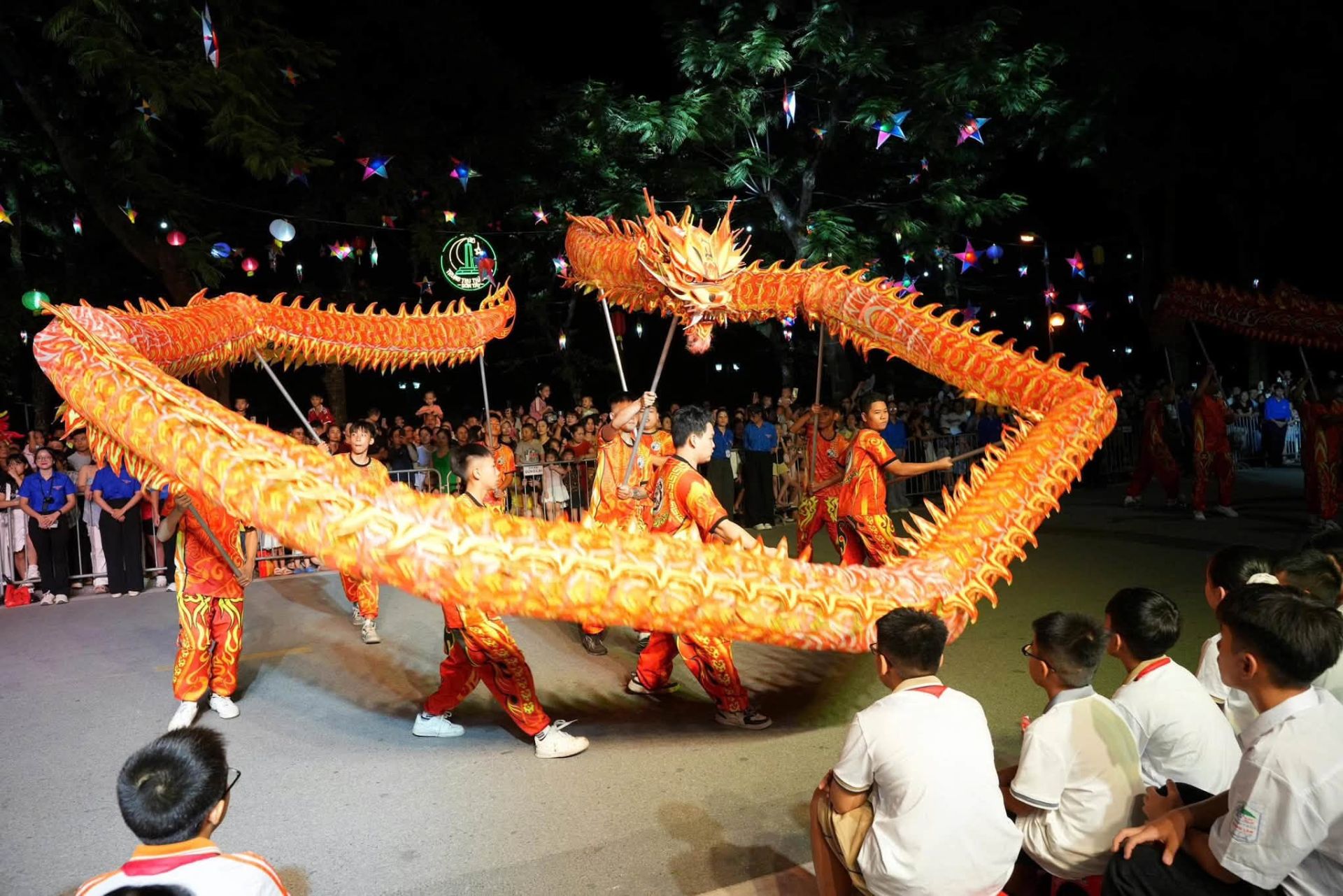M&agrave;n m&uacute;a rồng khuấy động Phố đi bộ Th&agrave;nh cổ Sơn T&acirc;y, thu h&uacute;t đ&ocirc;ng đảo người d&acirc;n v&agrave; thiếu nhi theo d&otilde;i.