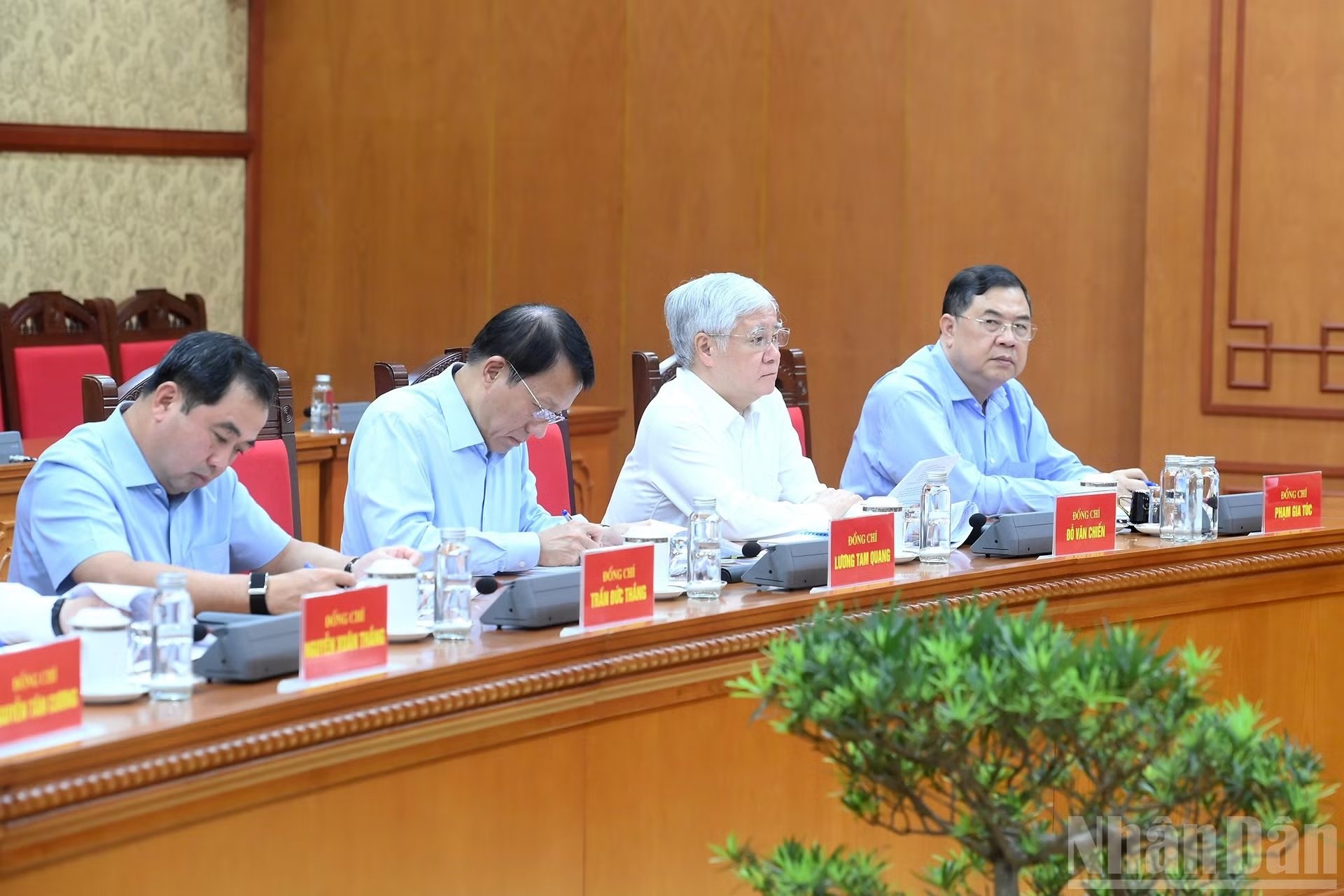 C&aacute;c đồng ch&iacute; l&atilde;nh đạo Đảng, Nh&agrave; nước tham dự cuộc l&agrave;m việc.