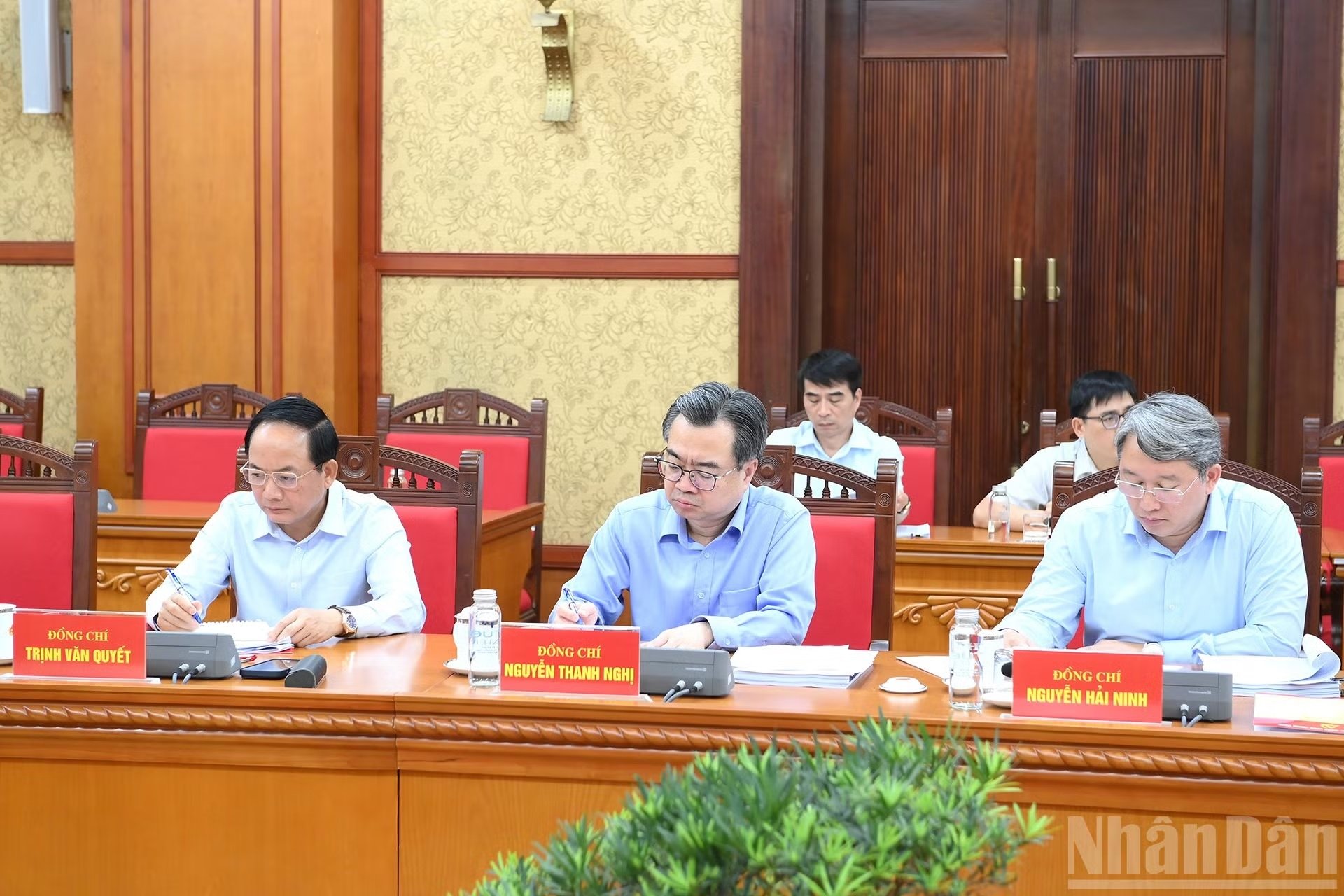 C&aacute;c đồng ch&iacute; l&atilde;nh đạo Đảng, Nh&agrave; nước v&agrave; c&aacute;c đại biểu tham dự cuộc l&agrave;m việc.