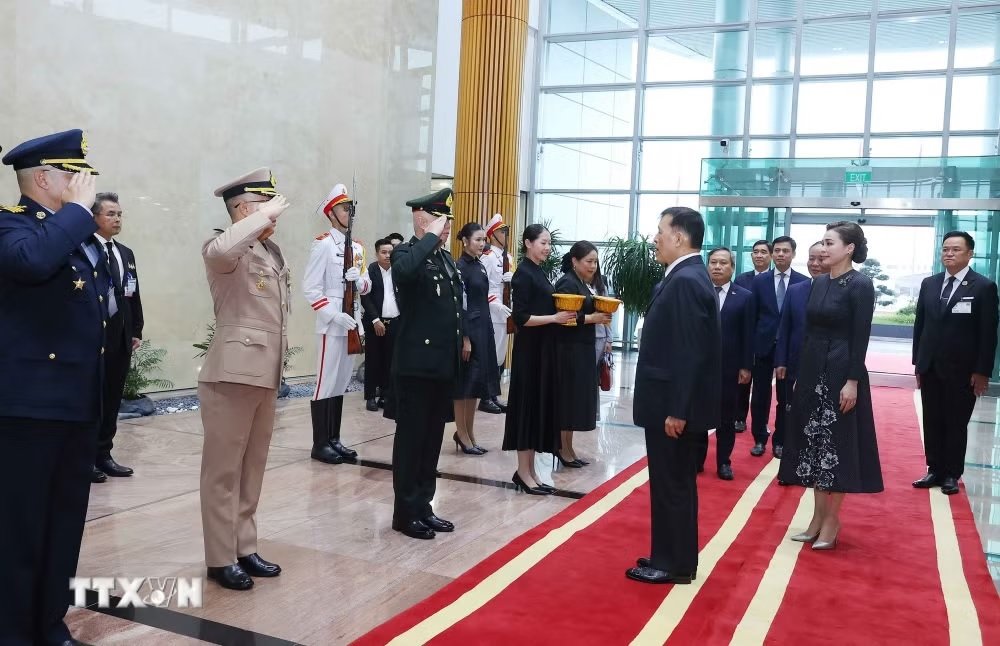 Lễ đón Nhà vua Vương quốc Thái Lan Maha Vajiralongkorn Phra Vajiraklaochaoyuhua và Hoàng hậu tại sân bay quốc tế Nội Bài, Hà Nội. (Ảnh: Văn Điệp/TTXVN) Lễ đón Nhà vua Vương quốc Thái Lan Maha Vajiralongkorn Phra Vajiraklaochaoyuhua và Hoàng hậu tại sân bay quốc tế Nội Bài, Hà Nội. (Ảnh: Văn Điệp/TTXVN)