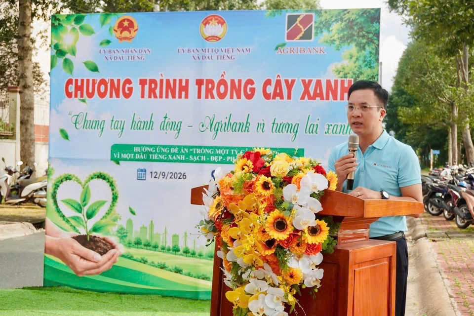 Đồng ch&iacute; Nguyễn Trung Dũng - Ủy vi&ecirc;n Ban Chấp h&agrave;nh Đảng bộ, Ph&oacute; Chủ tịch Thường trực C&ocirc;ng đo&agrave;n Agribank ph&aacute;t biểu tại chương tr&igrave;nh