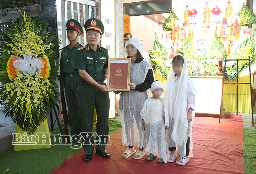 Trung tướng Lương Văn Kiểm, Phó Bí thư Đảng ủy, Tư lệnh Quân khu 3 trao Quyết định truy thăng quân hàm sĩ quan trước thời hạn cho thân nhân Trung tá Trần Văn Tùng. (Ảnh Báo HY) Trung tướng Lương Văn Kiểm, Phó Bí thư Đảng ủy, Tư lệnh Quân khu 3 trao Quyết định truy thăng quân hàm sĩ quan trước thời hạn cho thân nhân Trung tá Trần Văn Tùng. (Ảnh Báo HY)