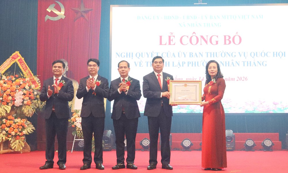 Đồng chí Nguyễn Thị Hương, Phó Bí thư Thường trực Tỉnh ủy trao Bằng khen của Chủ tịch UBND tỉnh cho Đảng bộ, chính quyền và Nhân dân xã Nhân Thắng. Đồng chí Nguyễn Thị Hương, Phó Bí thư Thường trực Tỉnh ủy trao Bằng khen của Chủ tịch UBND tỉnh cho Đảng bộ, chính quyền và Nhân dân xã Nhân Thắng.