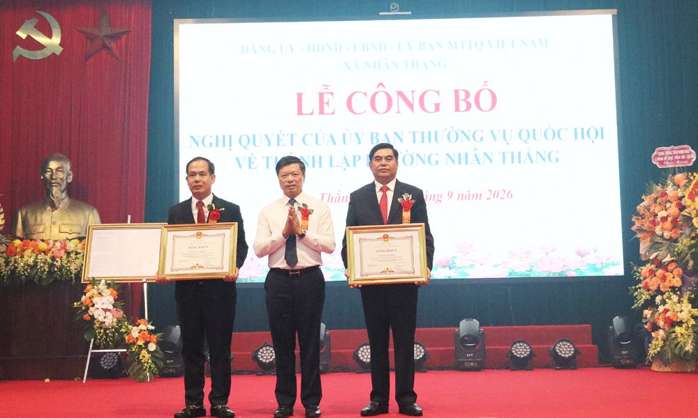 Đồng chí Đào Quang Khải trao Bằng khen của Chủ tịch UBND tỉnh cho các cá nhân. Đồng chí Đào Quang Khải trao Bằng khen của Chủ tịch UBND tỉnh cho các cá nhân.