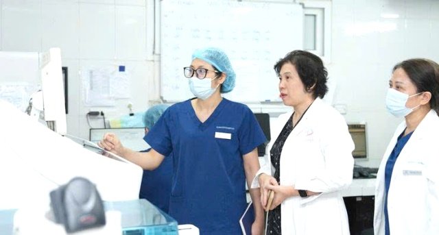 Đoàn công tác Sở Y tế Hà Nội kiểm tra công tác chăm sóc, điều trị người bệnh nội trú trong hoạt động đánh giá chất lượng bệnh viện. Ảnh: Sở Y tế Hà Nội. Đoàn công tác Sở Y tế Hà Nội kiểm tra công tác chăm sóc, điều trị người bệnh nội trú trong hoạt động đánh giá chất lượng bệnh viện. Ảnh: Sở Y tế Hà Nội.