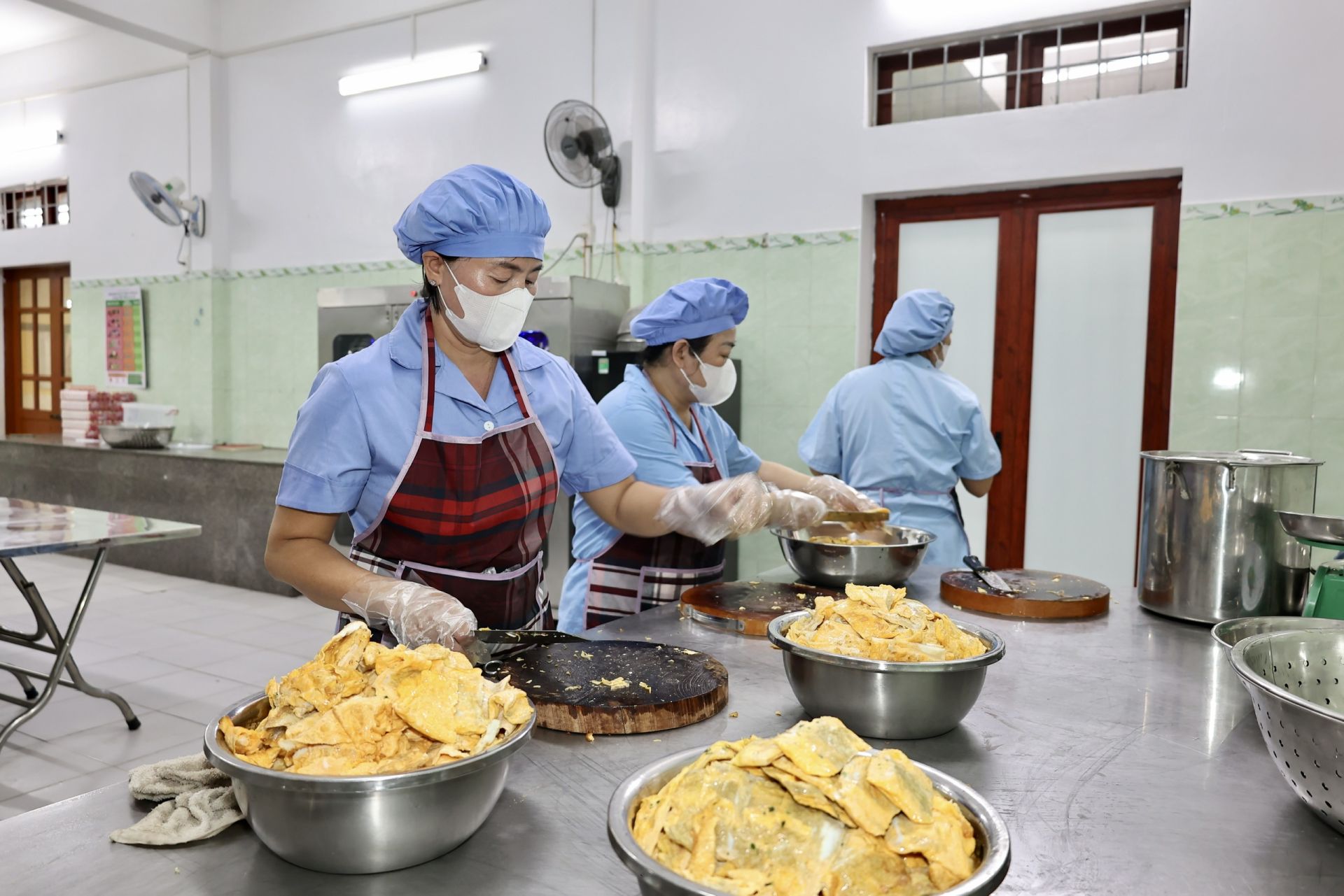 Đo&agrave;n gi&aacute;m s&aacute;t đ&atilde; tiến h&agrave;nh kiểm tra thực tế khu vực tiếp nhận, bảo quản v&agrave; ph&acirc;n phối suất ăn.