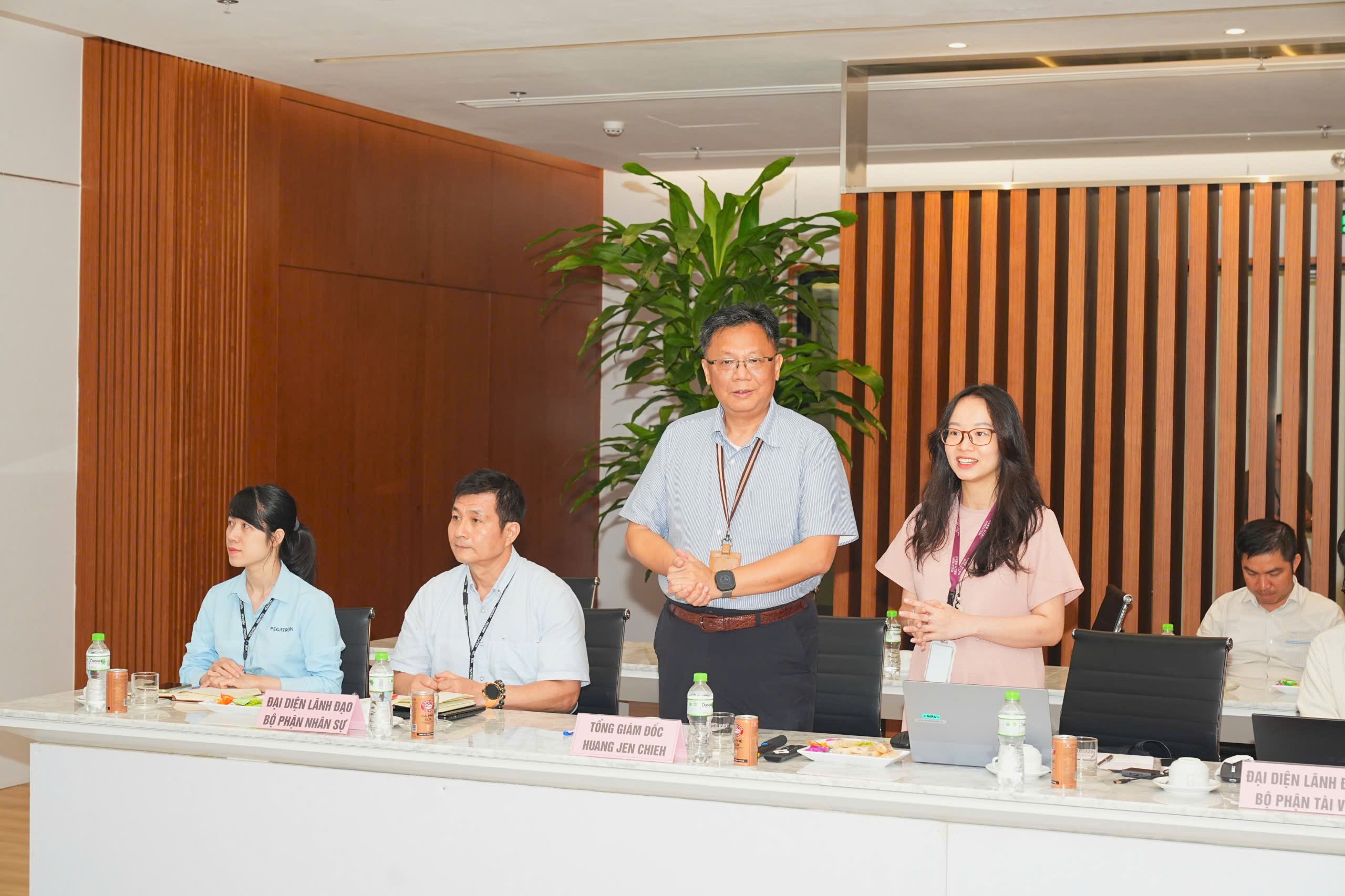 Tổng Giám đốc Công ty TNHH Pegatron Việt Nam Huang Jen Chien báo cáo tình hình đầu tư, hoạt động sản xuất, kinh doanh của Công ty. Tổng Giám đốc Công ty TNHH Pegatron Việt Nam Huang Jen Chien báo cáo tình hình đầu tư, hoạt động sản xuất, kinh doanh của Công ty.