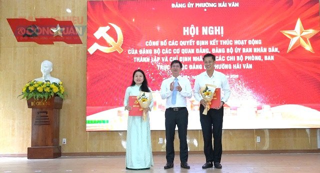 Bí thư Đảng ủy phường Hoàng Thanh Hòa trao quyết định kết thúc hoạt động và tặng hoa tri ân các Đảng bộ. Bí thư Đảng ủy phường Hoàng Thanh Hòa trao quyết định kết thúc hoạt động và tặng hoa tri ân các Đảng bộ.