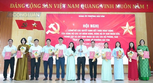 Bí thư Đảng ủy phường Hoàng Thanh Hòa trao quyết định kết thúc hoạt động và tặng hoa tri ân các Đảng bộ Bí thư Đảng ủy phường Hoàng Thanh Hòa trao quyết định kết thúc hoạt động và tặng hoa tri ân các Đảng bộ