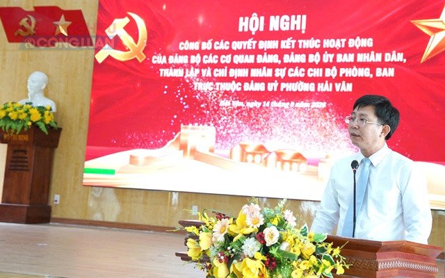 Bí thư Đảng uỷ phường Hoàng Thanh Hoà phát biểu. Bí thư Đảng uỷ phường Hoàng Thanh Hoà phát biểu.