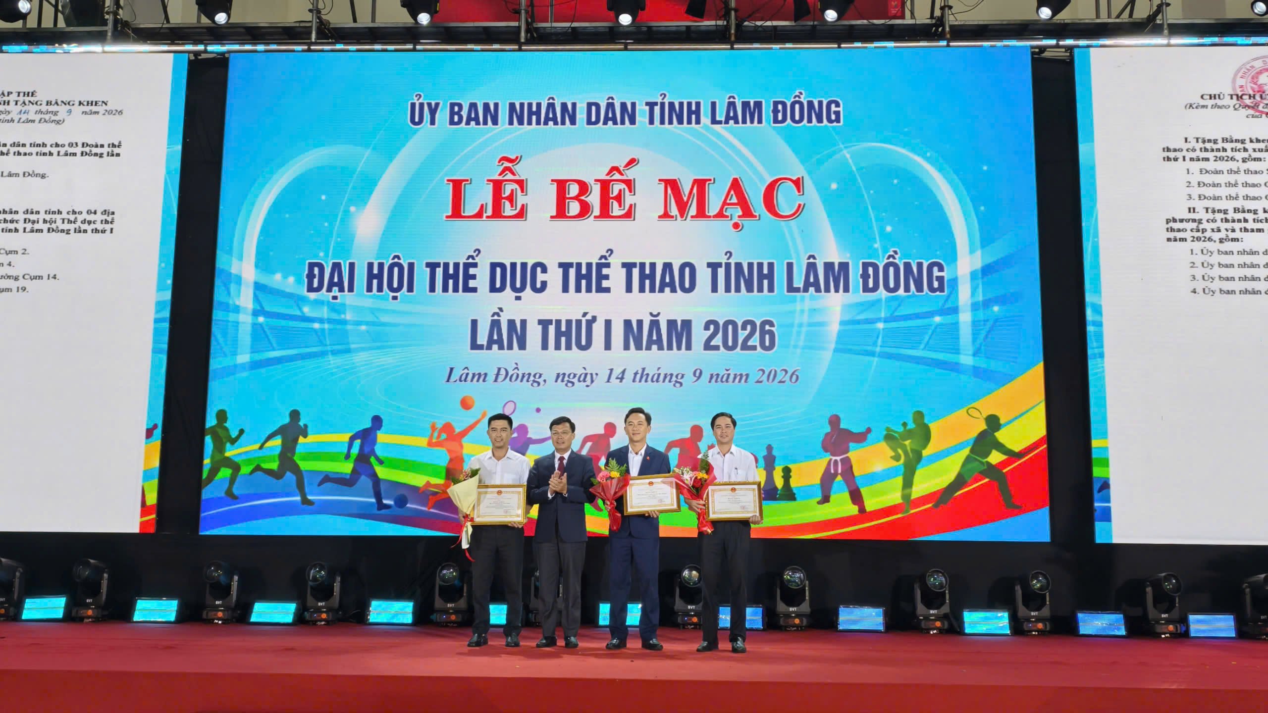 Trao Bằng khen của UBND tỉnh cho các tập thể, cá nhân có thành tích xuất sắc. Trao Bằng khen của UBND tỉnh cho các tập thể, cá nhân có thành tích xuất sắc.