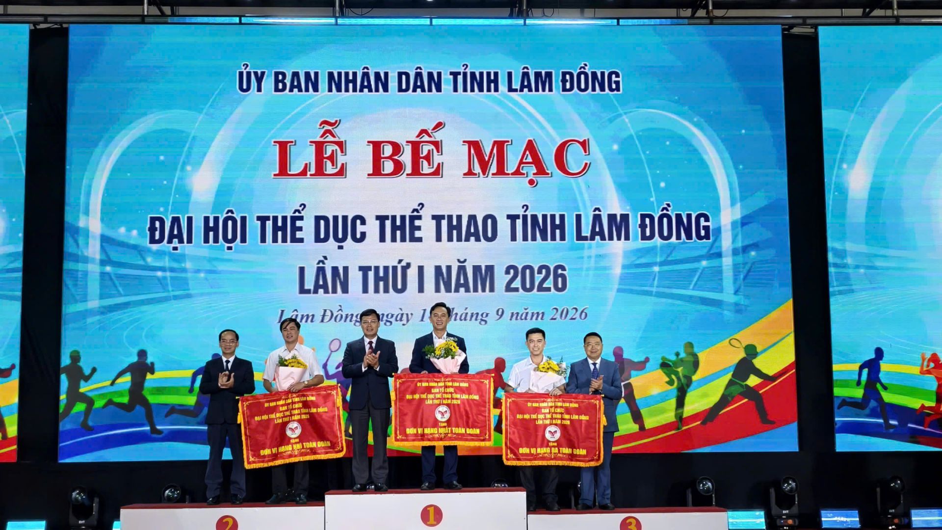 Ban Tổ chức trao cờ Nhất, Nhì, Ba toàn đoàn cho các đơn vị xuất sắc. Ban Tổ chức trao cờ Nhất, Nhì, Ba toàn đoàn cho các đơn vị xuất sắc.
