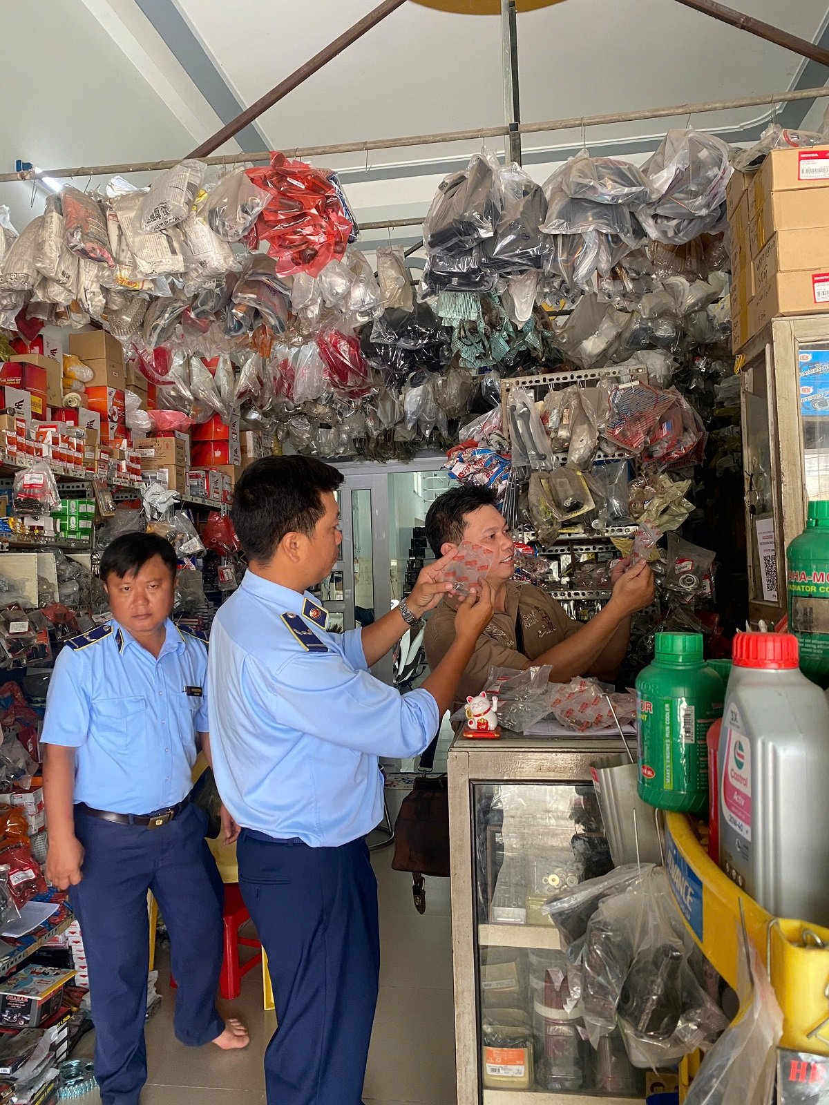 Lực lượng chức năng kiểm tra hàng hóa tại cơ sở kinh doanh Lực lượng chức năng kiểm tra hàng hóa tại cơ sở kinh doanh