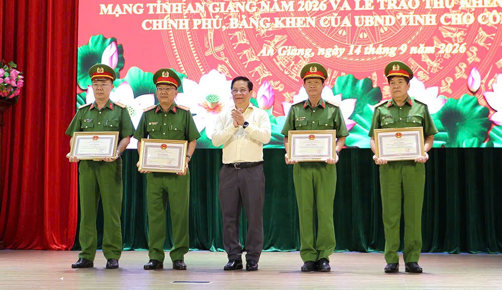 Hồ Văn Mừng, Ủy viên Ban Chấp hành Trung ương Đảng, Phó Bí thư Tỉnh ủy, Chủ tịch UBND tỉnh trao Bằng khen cho các tập thể, cá nhân đạt thành tích xuất sắc. Hồ Văn Mừng, Ủy viên Ban Chấp hành Trung ương Đảng, Phó Bí thư Tỉnh ủy, Chủ tịch UBND tỉnh trao Bằng khen cho các tập thể, cá nhân đạt thành tích xuất sắc.