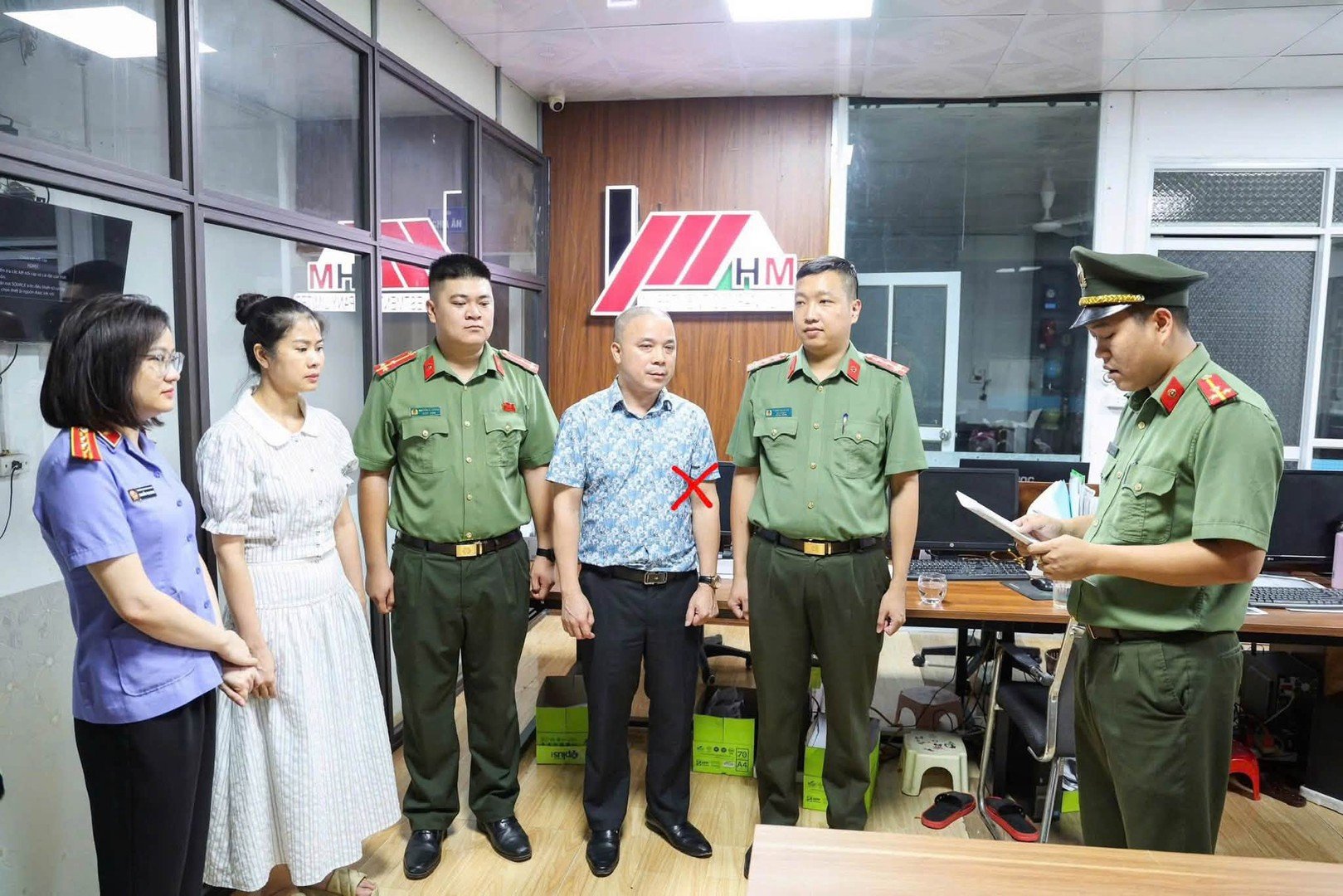 Cơ quan Công an tiến hành khám xét khẩn cấp nơi làm việc của Nguyễn Văn Hiếu, Giám đốc Công ty TNHH Đầu tư HM Việt Nam. Ảnh: Công an cung cấp Cơ quan Công an tiến hành khám xét khẩn cấp nơi làm việc của Nguyễn Văn Hiếu, Giám đốc Công ty TNHH Đầu tư HM Việt Nam. Ảnh: Công an cung cấp