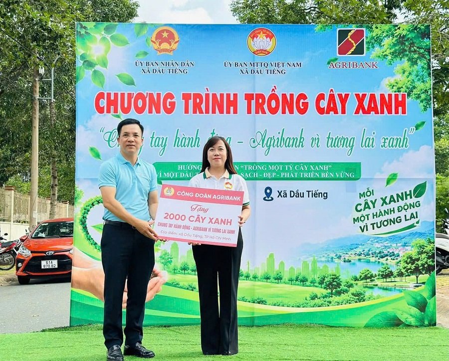 Đồng ch&iacute; Nguyễn Trung Dũng đại diện C&ocirc;ng đo&agrave;n Agribank trao biểu trưng 2.000 c&acirc;y xanh tặng đại diện x&atilde; Dầu Tiếng