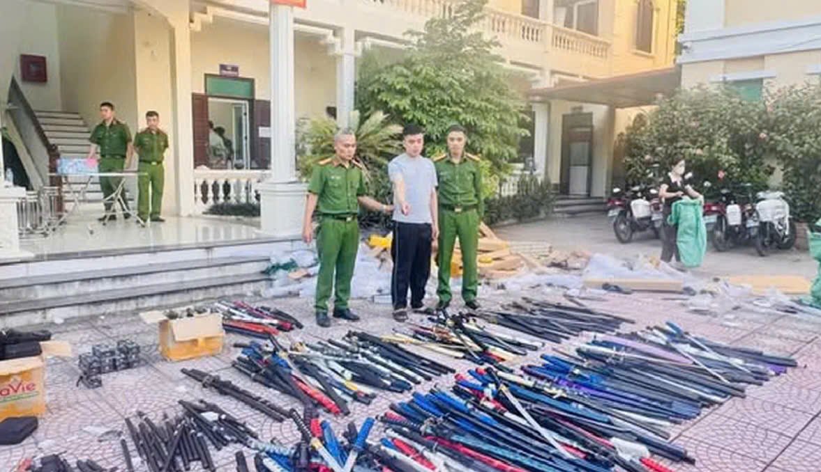 Gần 1 tấn vũ khí thô sơ, công cụ hỗ trợ được lực lượng chức năng phát hiện, thu giữ. Nguồn: Cục An ninh mạng và phòng, chống tội phạm sử dụng công nghệ cao. (Ảnh: Cục ANM và PCTPSDCNC) Gần 1 tấn vũ khí thô sơ, công cụ hỗ trợ được lực lượng chức năng phát hiện, thu giữ. Nguồn: Cục An ninh mạng và phòng, chống tội phạm sử dụng công nghệ cao. (Ảnh: Cục ANM và PCTPSDCNC)