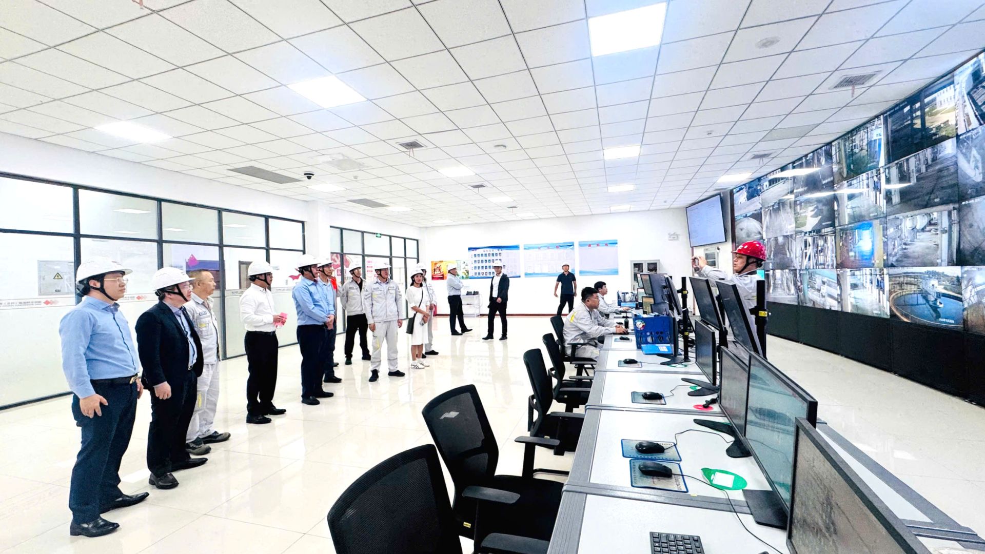 Đo&agrave;n c&ocirc;ng t&aacute;c BSR thăm nh&agrave; m&aacute;y của C&ocirc;ng ty SDIC Biotech