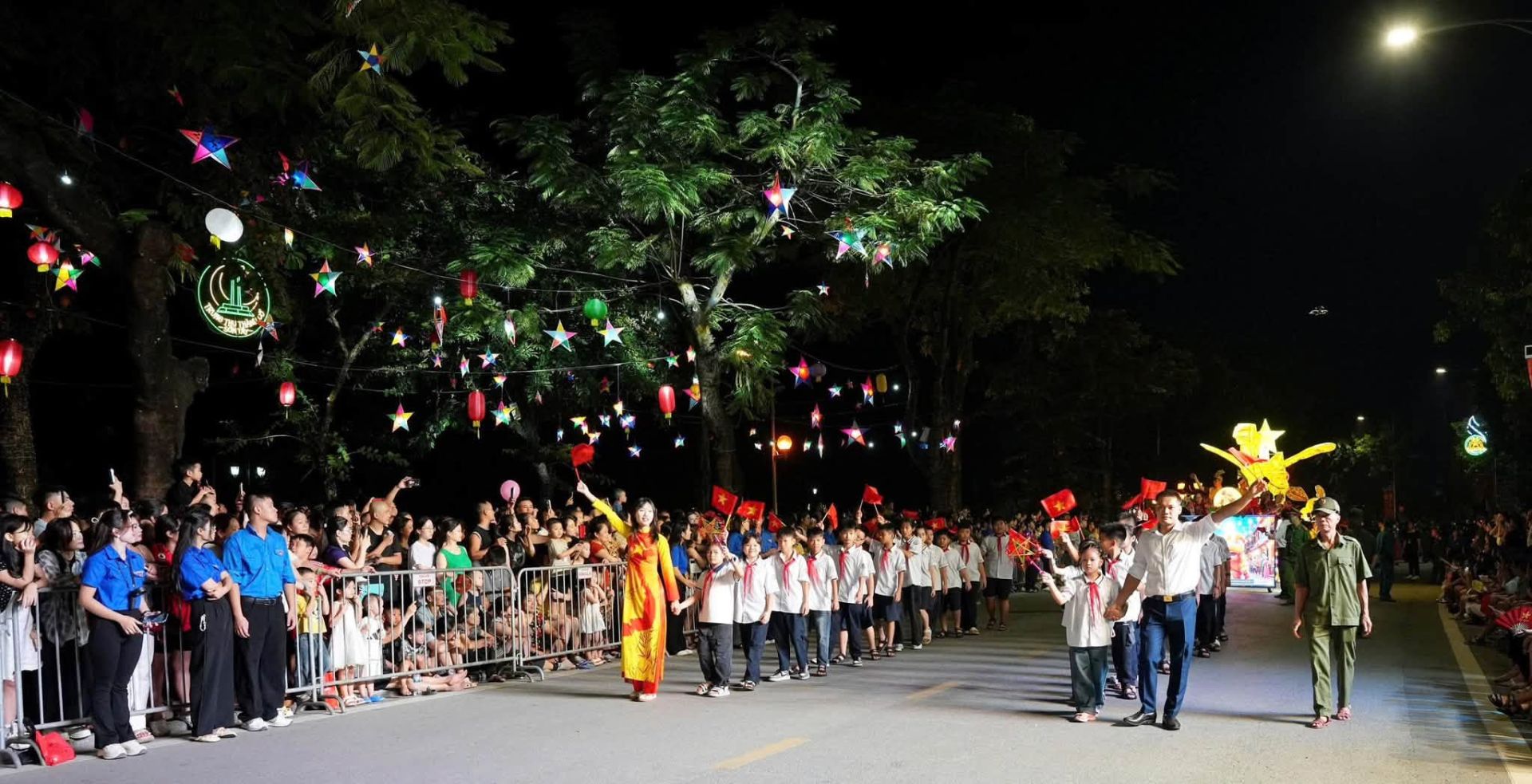 Trẻ em c&ugrave;ng người d&acirc;n tham gia đo&agrave;n diễu h&agrave;nh trong kh&ocirc;ng gian rực rỡ đ&egrave;n &ocirc;ng sao tại Phố đi bộ Th&agrave;nh cổ Sơn T&acirc;y.