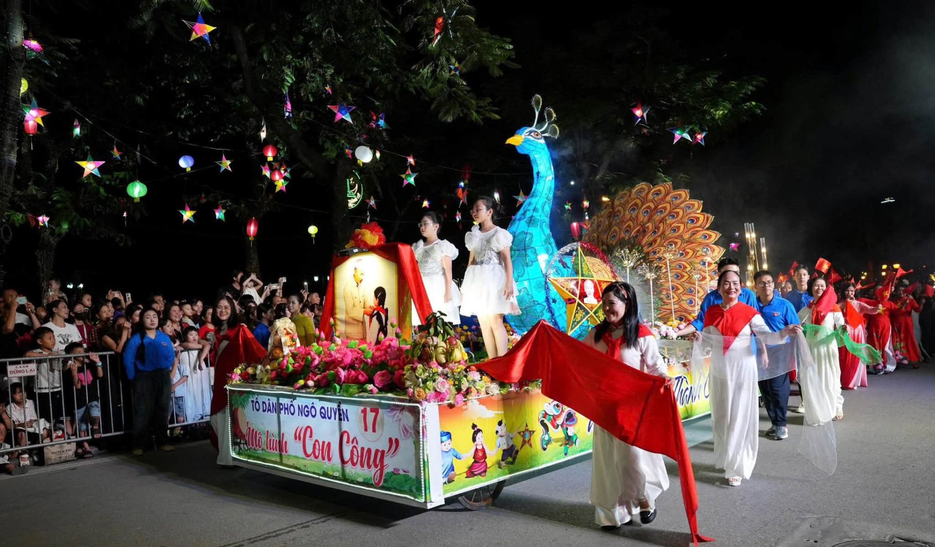 M&ocirc; h&igrave;nh đ&egrave;n c&ocirc;ng với k&iacute;ch thước lớn được đưa xuống phố, cho thấy sự đầu tư v&agrave; s&aacute;ng tạo của c&aacute;c đội tham gia hội thi.