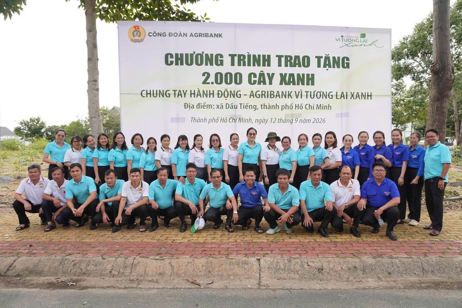 C&aacute;c đại biểu tham gia trồng c&acirc;y tại chương tr&igrave;nh &ldquo;Chung tay h&agrave;nh động - Agribank v&igrave; tương lai xanh&rdquo;